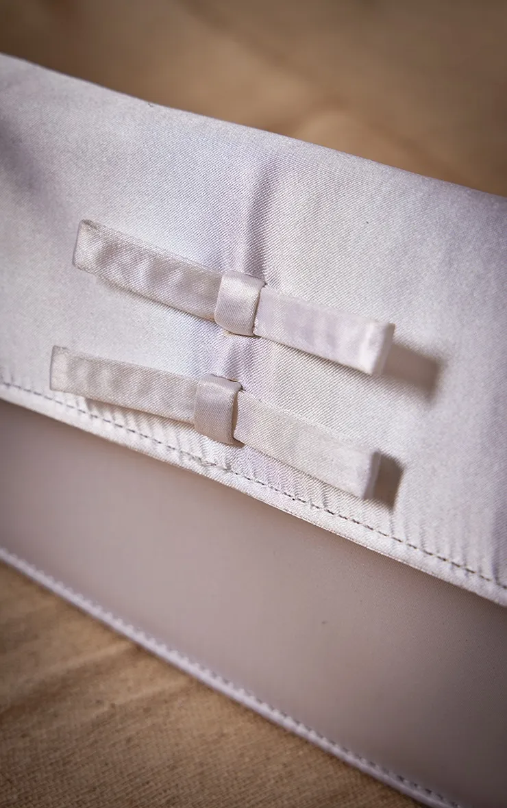 Sac à main trapèze satiné blanc à détail noeud