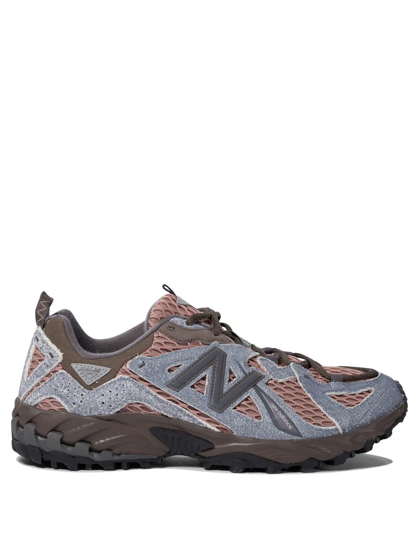 Sneakers de New Balance et glissade